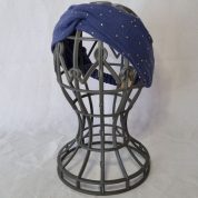bandeau-torsade-double-gaze-coton-artisanal-bebe-fille-fillette-adolescente-femme-artisanal-fait-main-2 Bandeau torsadé en tissu double gaze de coton pois or couleur bleu nuit