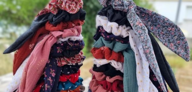 Chouchous de toutes les couleurs pour les cheveux. Avec des foulchies, qui sont des chouchous avec un foulard noué dessus.