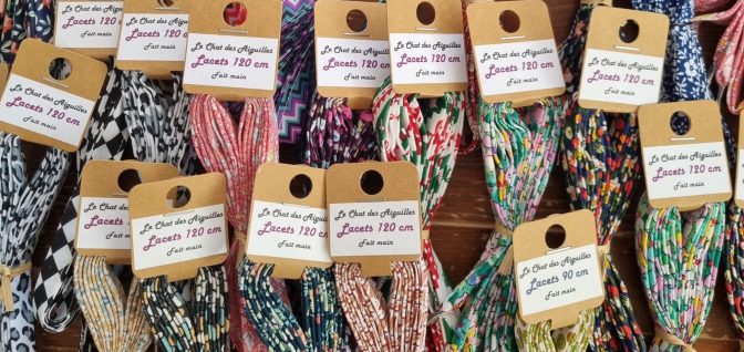 Lacets en tissu multicolores réalisés à la main.