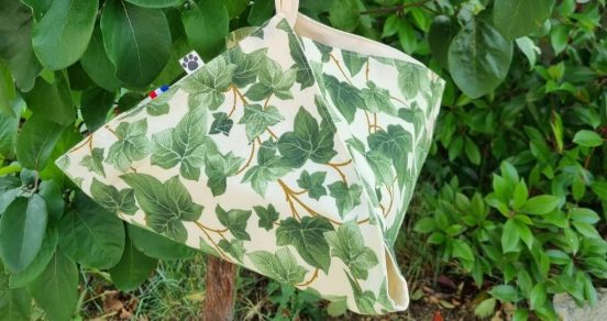 Sac à tarte motif lierre sur fond de feuillage. Le sac à tarte s'ouvre en entier pour pouvoir y mettre de grands contenants.