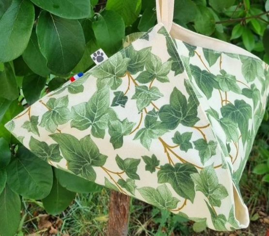 Sac à tarte Tulipe Sac à tarte motif lierre sur fond de feuillage. Le sac à tarte s'ouvre en entier pour pouvoir y mettre de grands contenants.