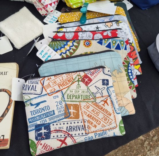 trousse à tout Trousses en tissus de divers motifs fantaisie, en toile de coton.