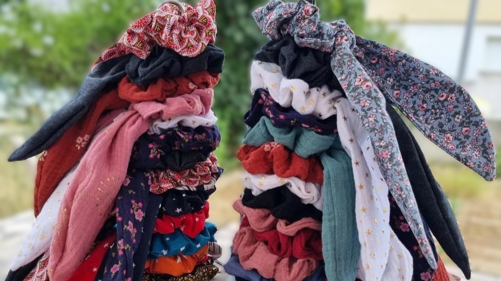 Chouchous de toutes les couleurs pour les cheveux. Avec des foulchies, qui sont des chouchous avec un foulard noué dessus.